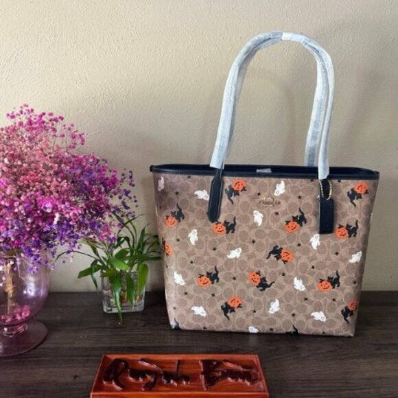 NWT Coach CW450 City Tote In Signature Canvas With Halloween 2024 🎃💀 Cat - Picture 1 of 8